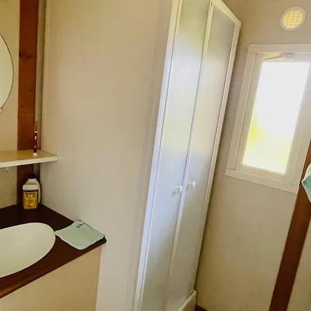 Avec Terrasse A - Api-1-52-902 مكان تخييم Camon (Languedoc-Roussillon)