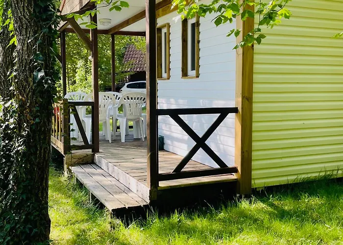 Avec Terrasse A - Api-1-52-902 مكان تخييم Camon (Languedoc-Roussillon)